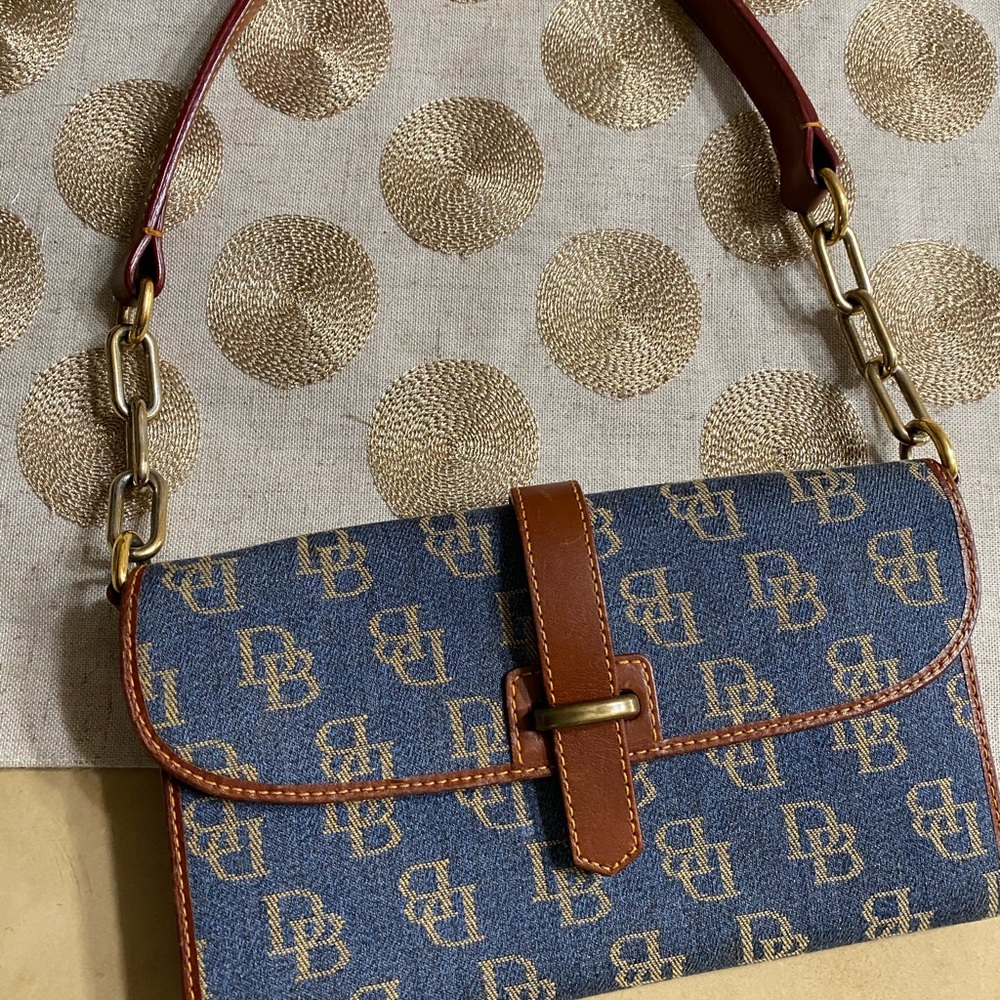 Wallet with handle